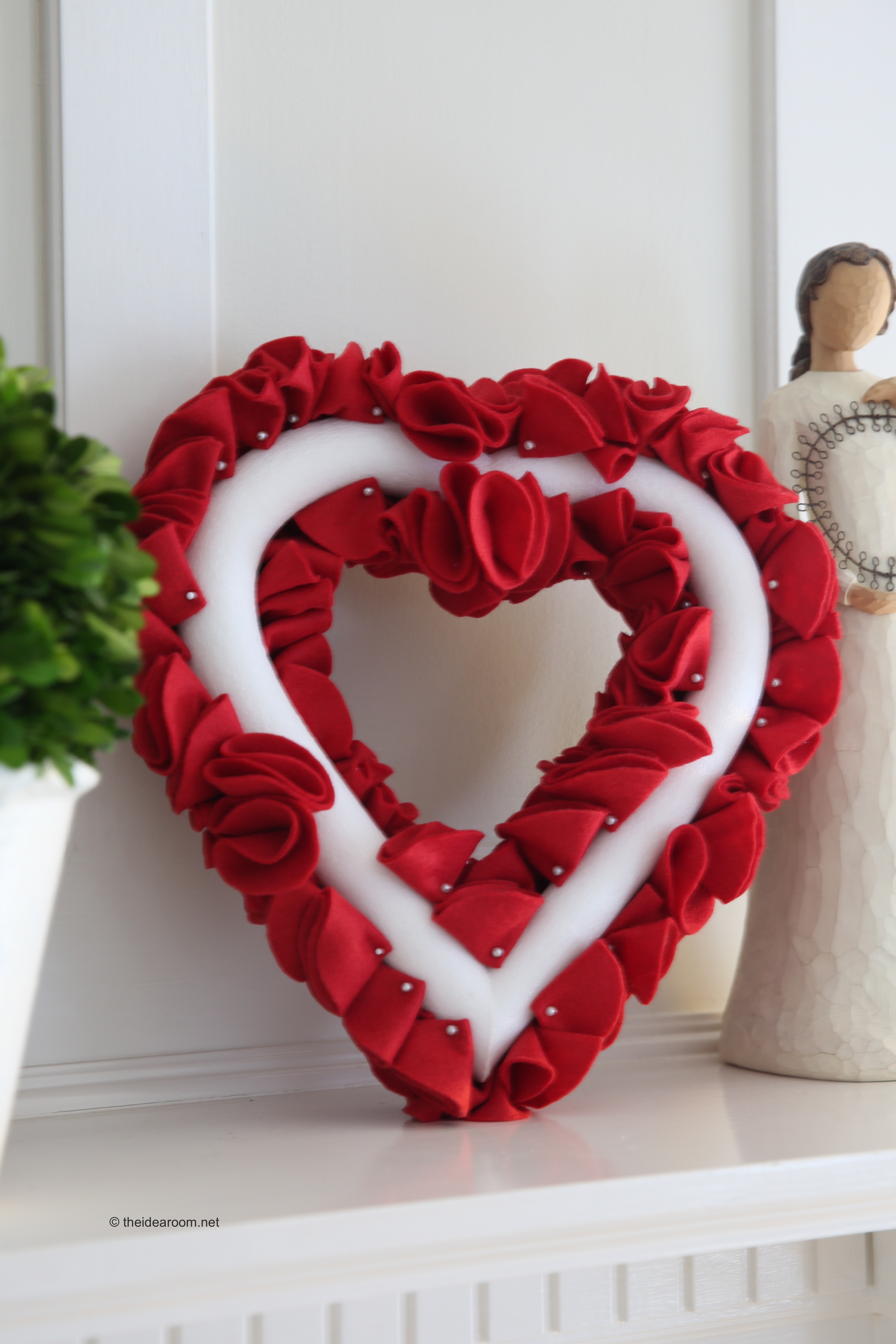 Valentine's Day Felt Wreath DIY - Creative Housewives